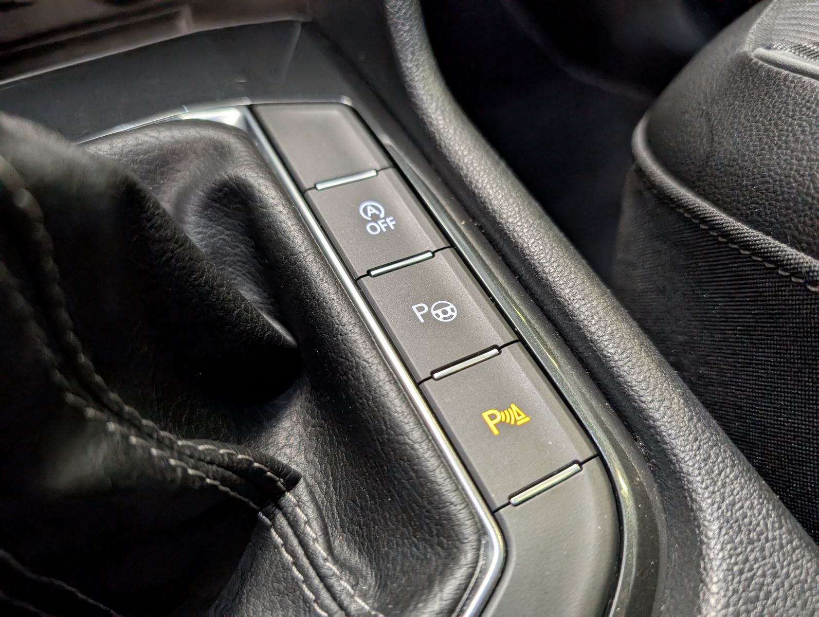 Fahrzeugabbildung Volkswagen Tiguan 2.0TSI R-Line 4M ACC HUD Cam StHz AHK 19"