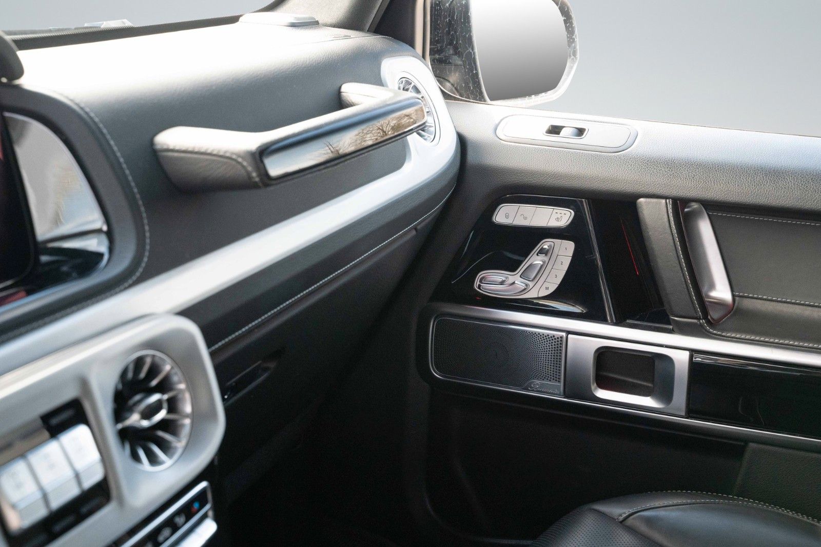 Fahrzeugabbildung Mercedes-Benz G 63 AMG MATT 8FACH GARANTIE AHK BURMESTER 360°