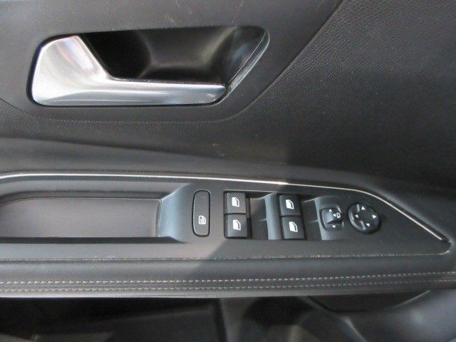 Fahrzeugabbildung Peugeot 5008 Allure 1.5D LED/SHZ/PANO/AHK/LEDER&MASSAGE