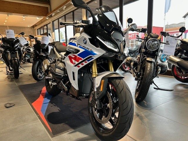 Fahrzeugabbildung BMW R 1300 RS Performance, Akra, wenig Km