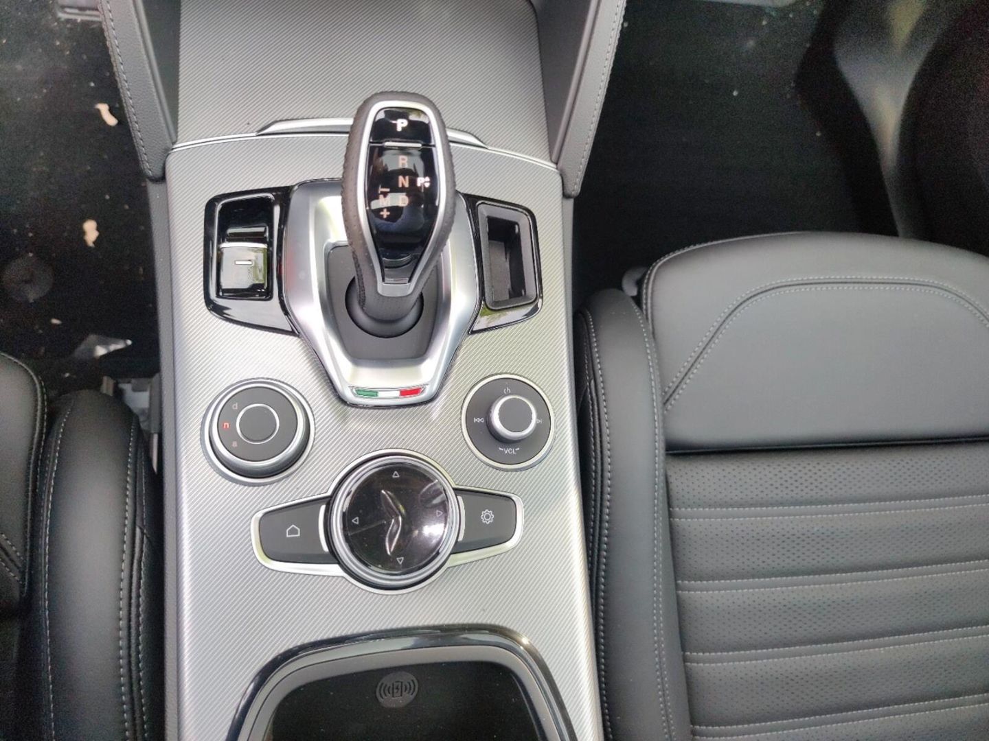 Fahrzeugabbildung Alfa Romeo Stelvio Veloce Q4 2.0 Turbo-21 Zoll-Panoramadach