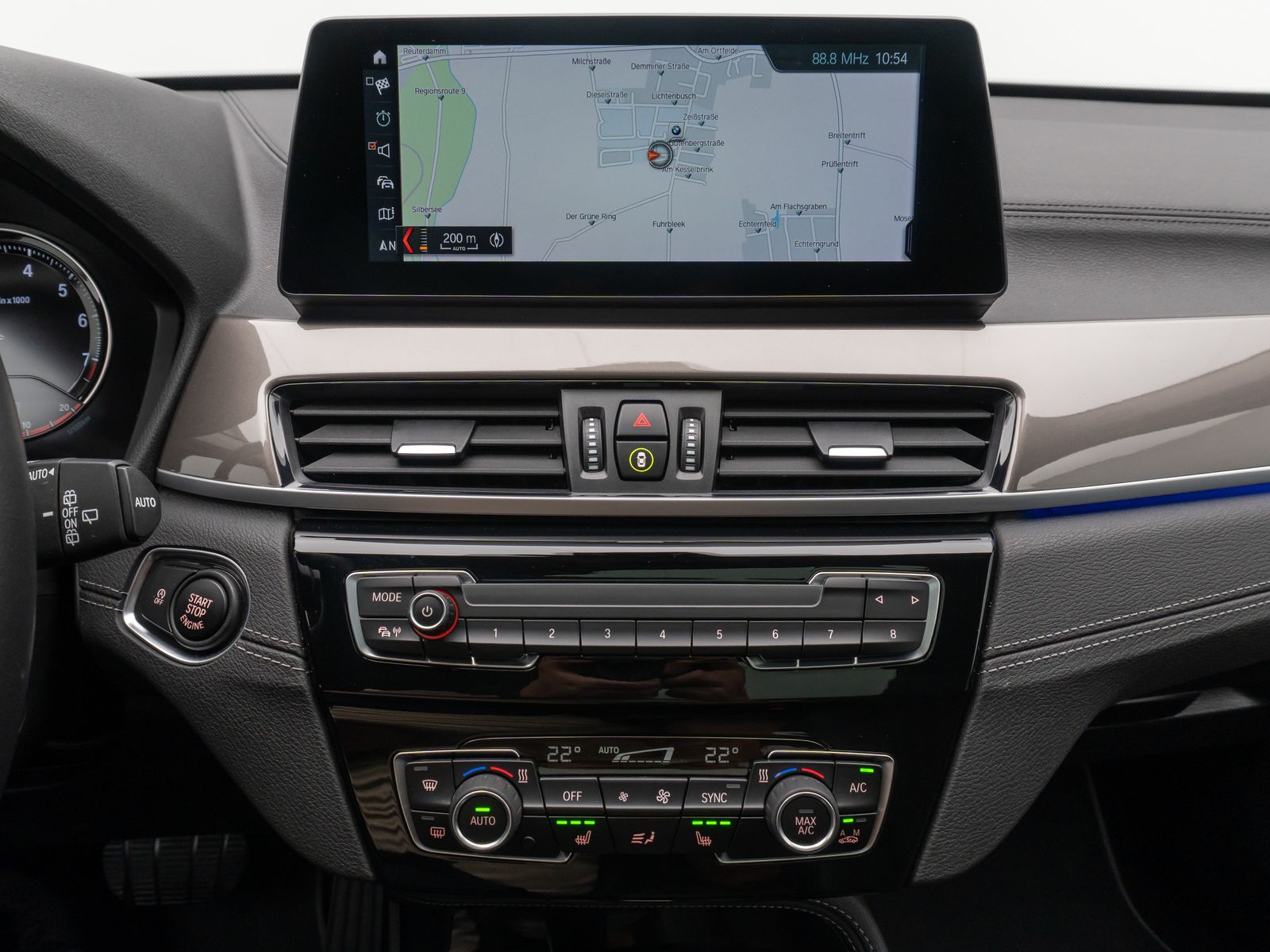Fahrzeugabbildung BMW X1 sD18i xLine Panoram Kamera HUD DAB HiFi Alarm