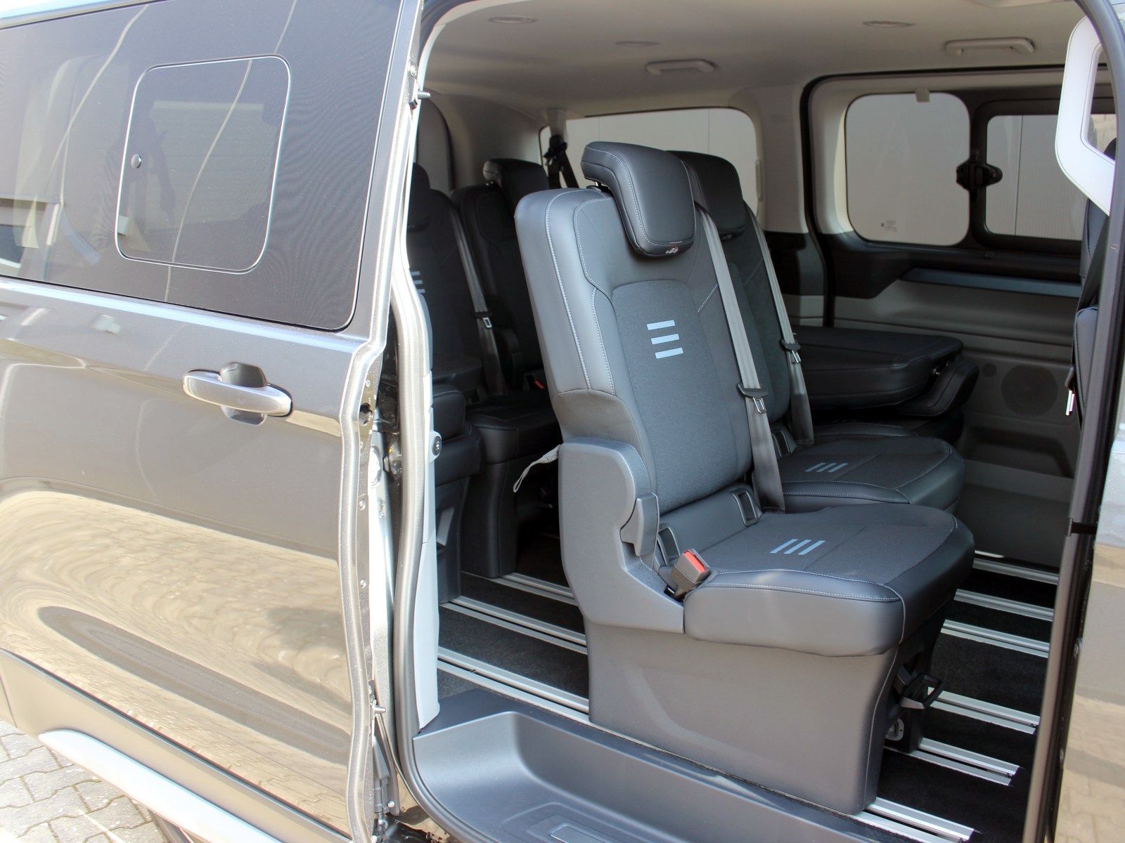 Fahrzeugabbildung Ford Tourneo Custom 320 L1 Tourneo Active FWD Bus