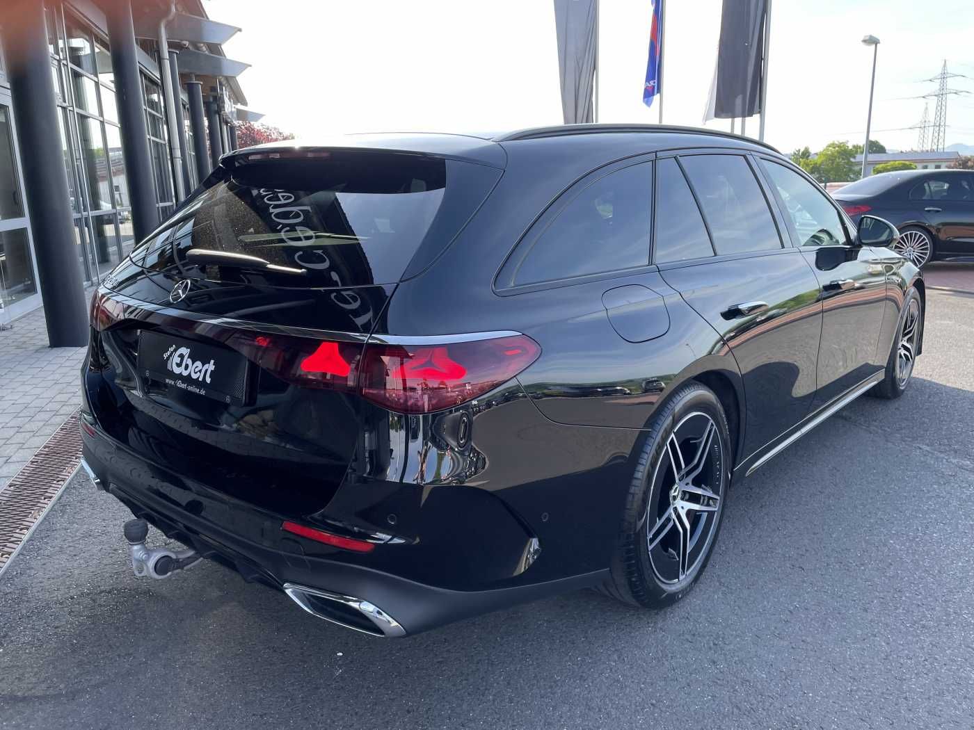 Fahrzeugabbildung Mercedes-Benz E 220 d T AMG-Line AHK+Distr+R-Kamera +Ambiente+