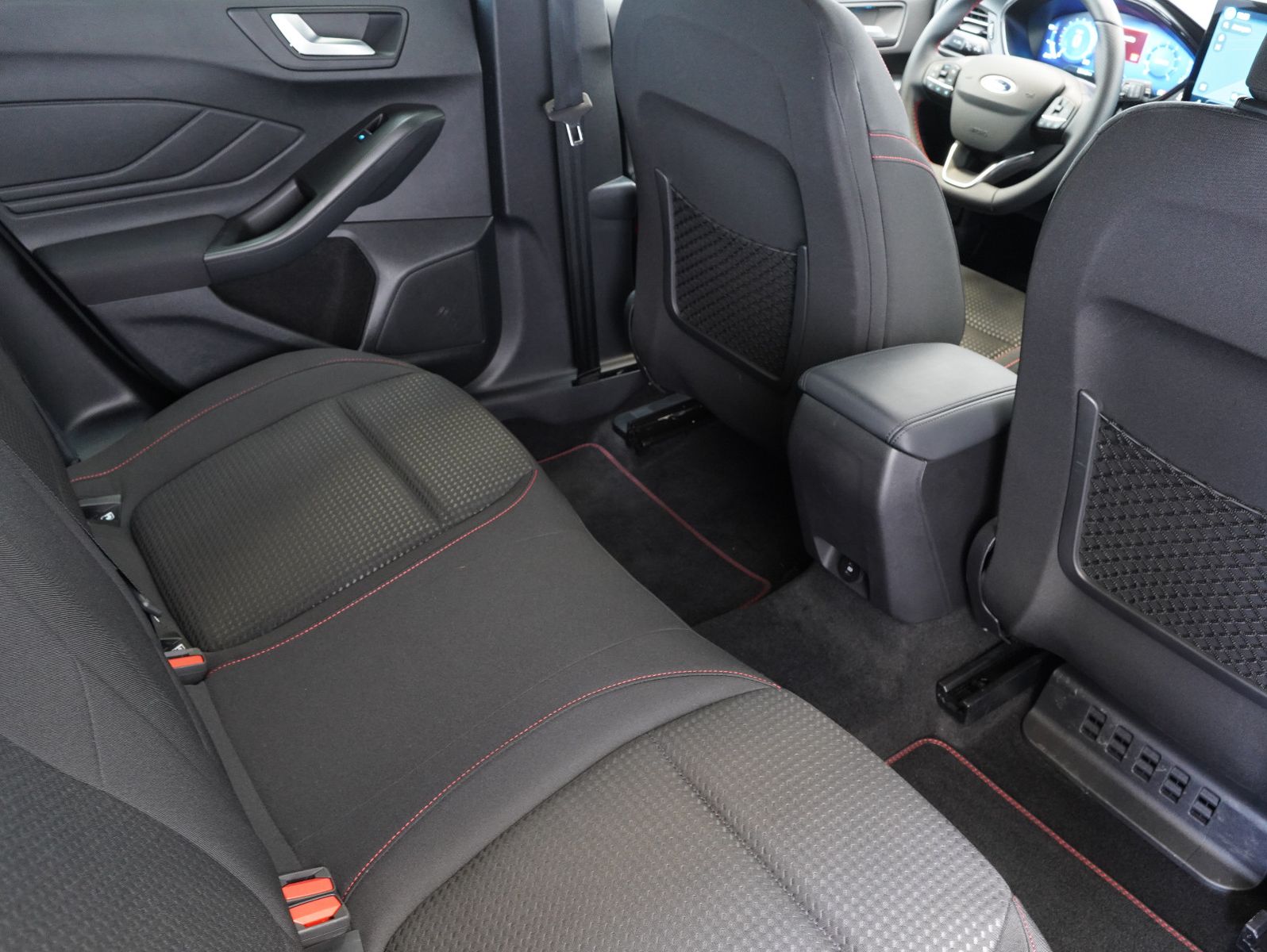 Fahrzeugabbildung Ford Focus Turnier ST-Line X 1.0 EcoBoost Mild-Hybrid