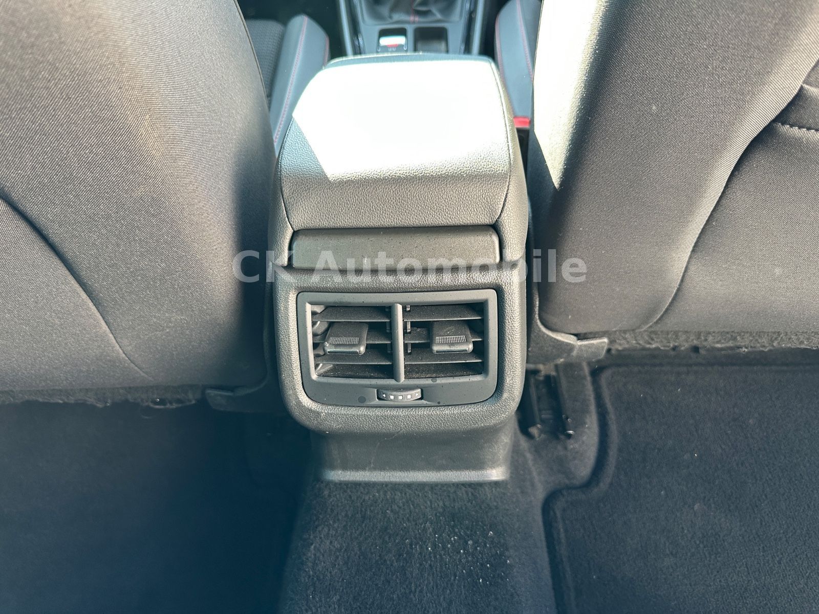 Fahrzeugabbildung SEAT Leon ST 1.5 TSI FR/Navi/Klima/LED/Tempomat/PDC