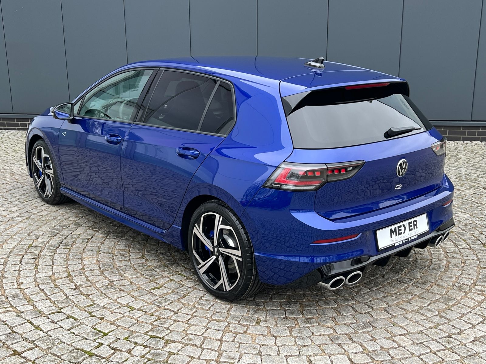 Fahrzeugabbildung Volkswagen Golf VIII R 2.0 TSI DSG 4MOTION *IQ.Light, Black
