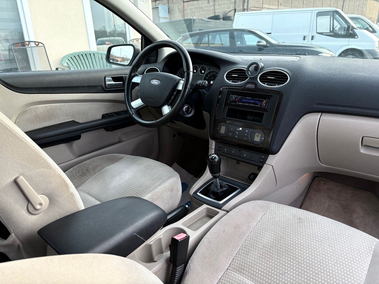 Fahrzeugabbildung Ford Focus 1.6 Lim. Ghia Klimaauto Glasdach SHZ PDC