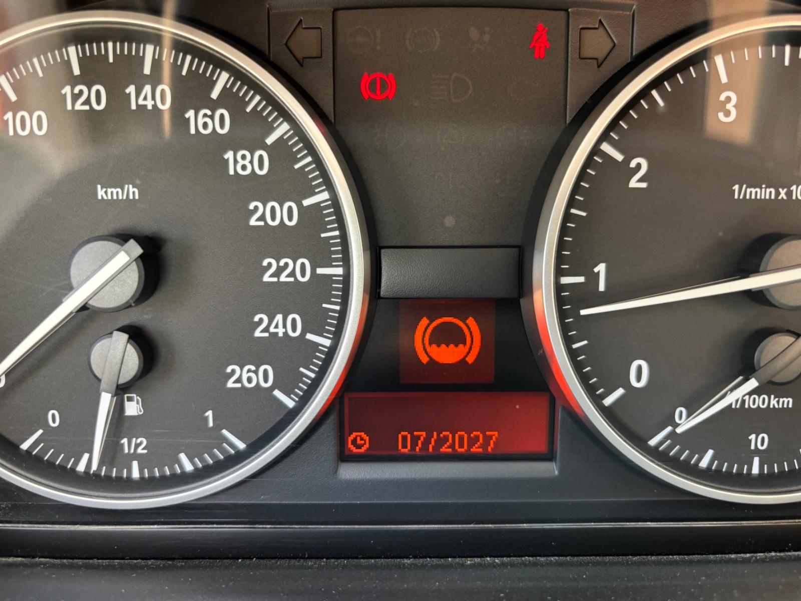 BMW 318 2009 — photo 15