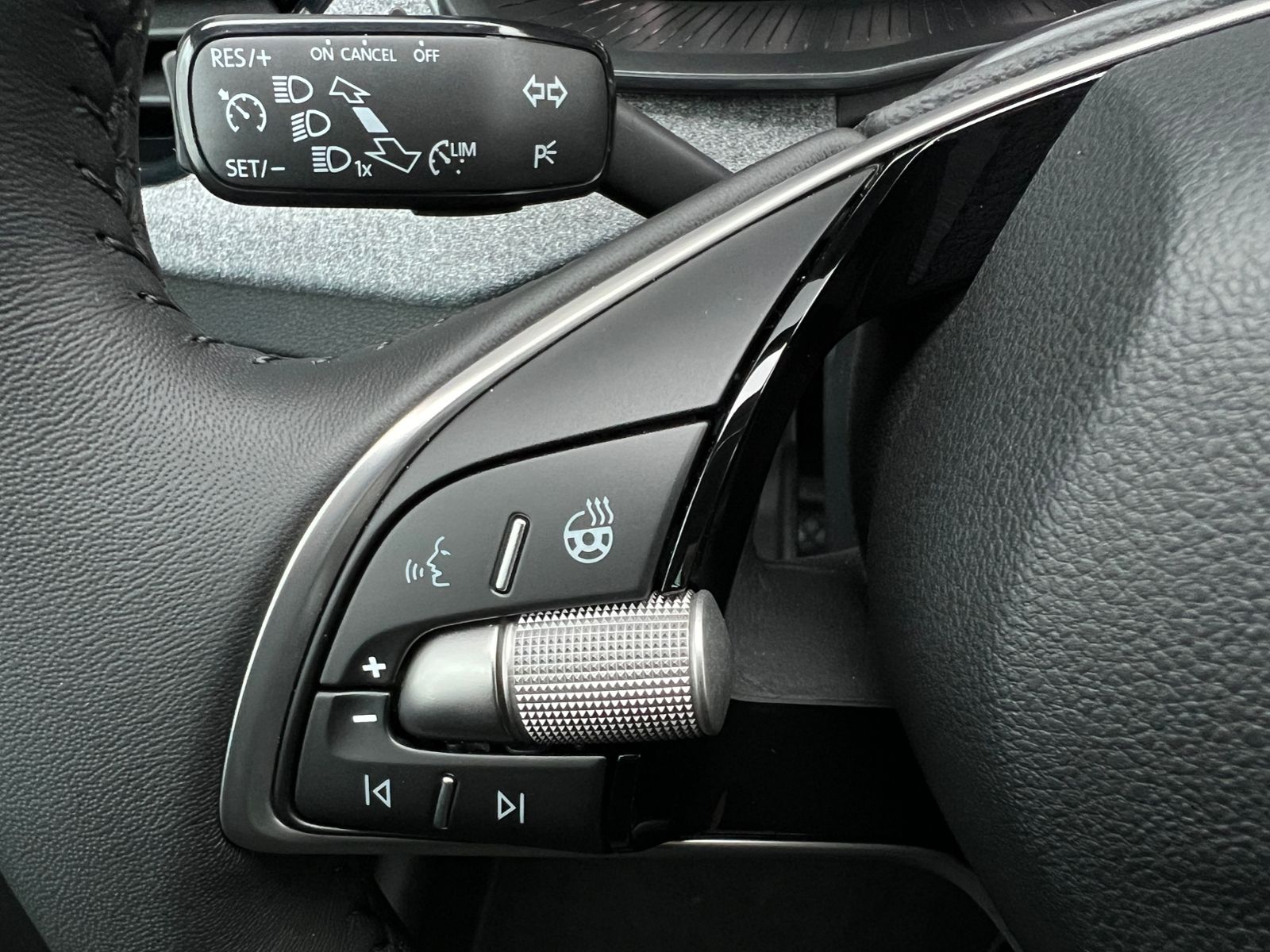 Fahrzeugabbildung SKODA Scala Drive 1.0 TSI *Black package, Vorb. AHK, L