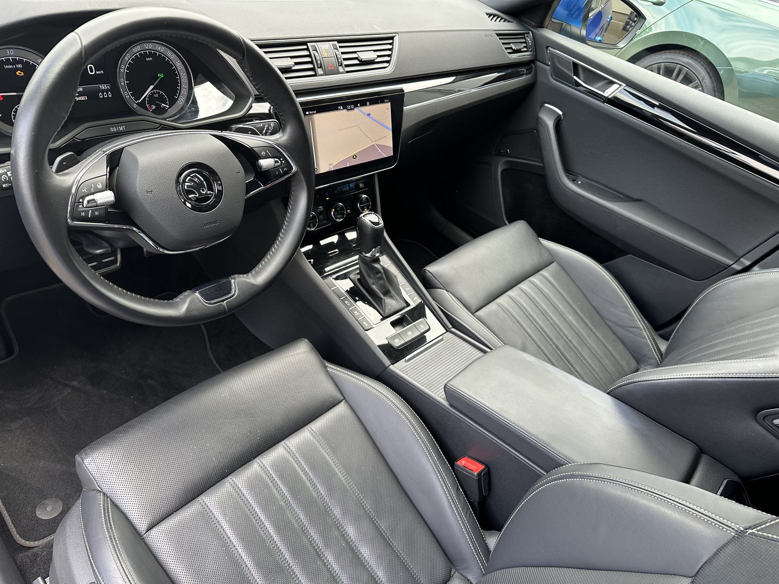 Fahrzeugabbildung SKODA Superb Combi 2.0 TDI DSG L&K NAV+LED+AHK+PANO+SH