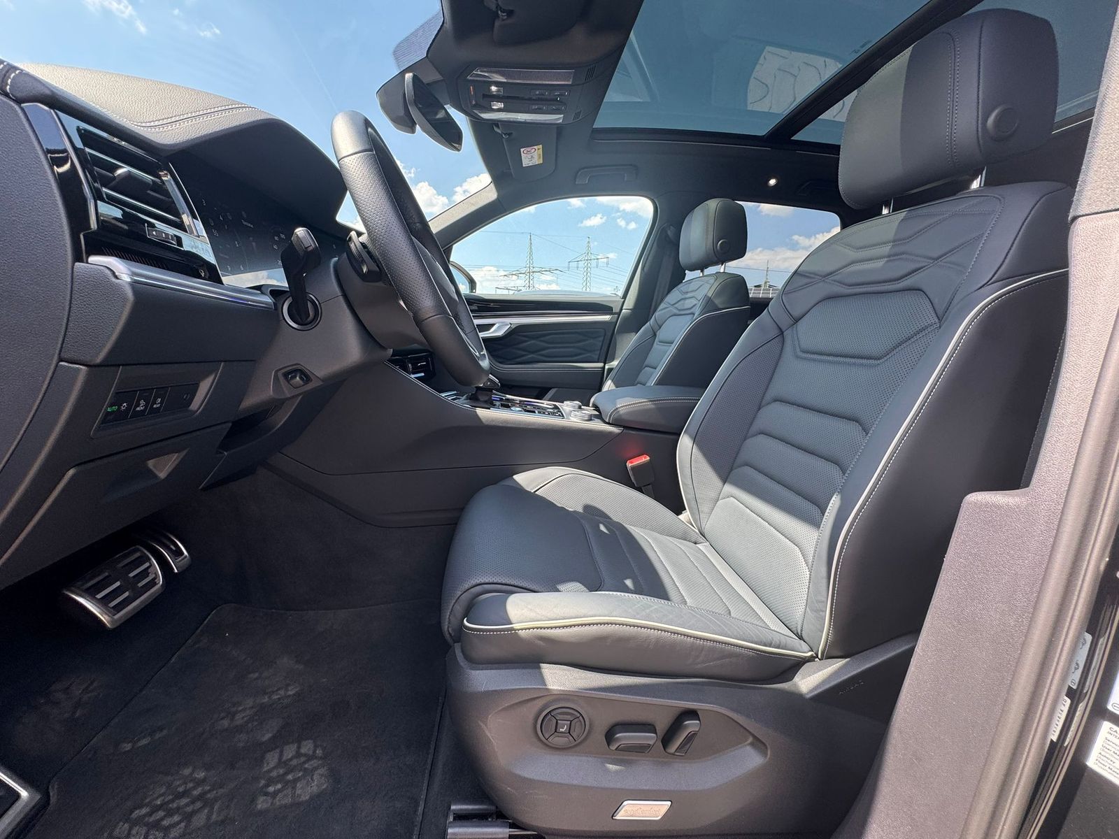 Fahrzeugabbildung Volkswagen Touareg 3.0TDI 4M R-Line VOLL Black 22" UPE 114T