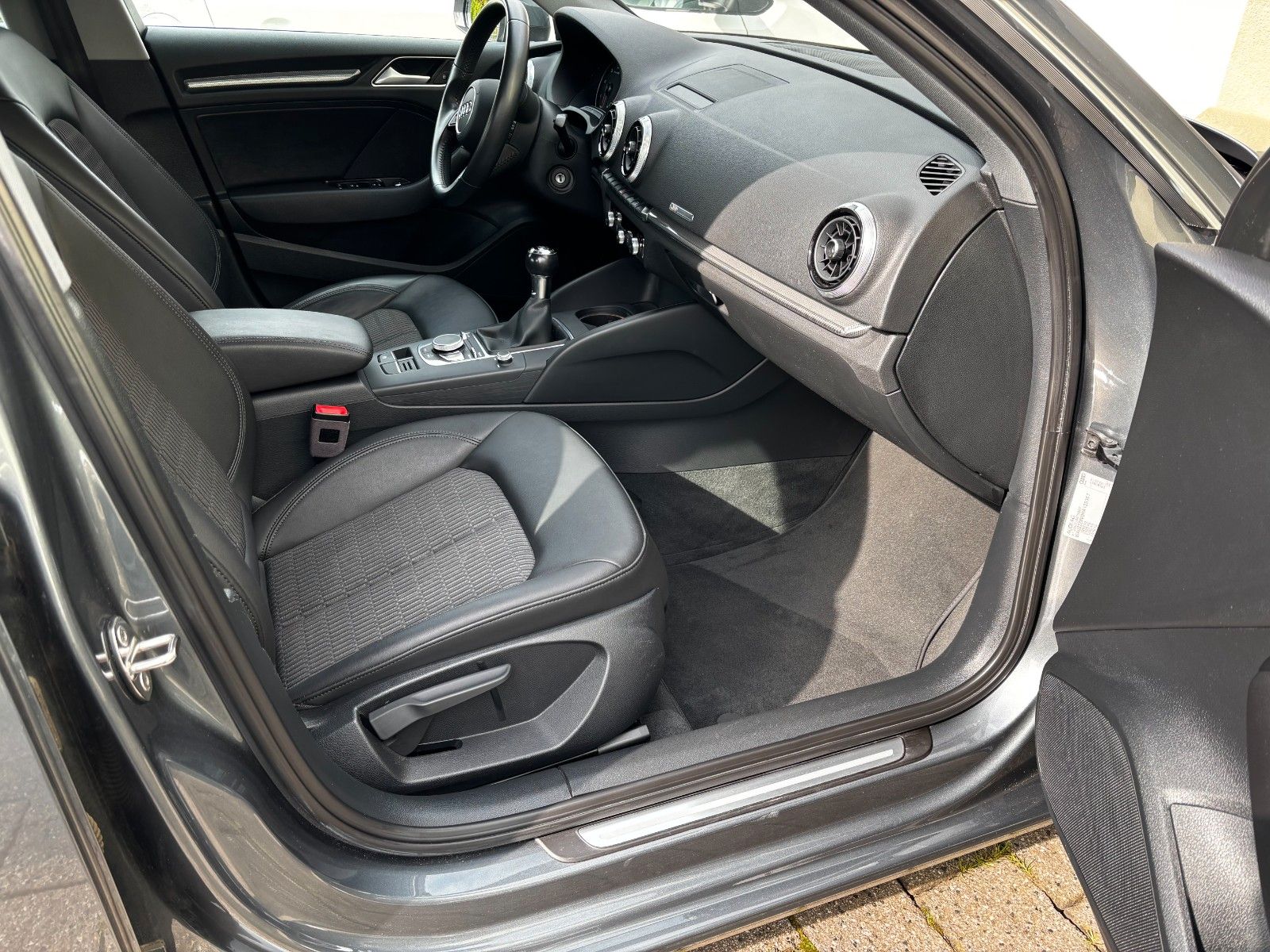 Audi A3 2,0TDI Sportback design/LED/Navi/SHZ/PDC/Temp foto 24