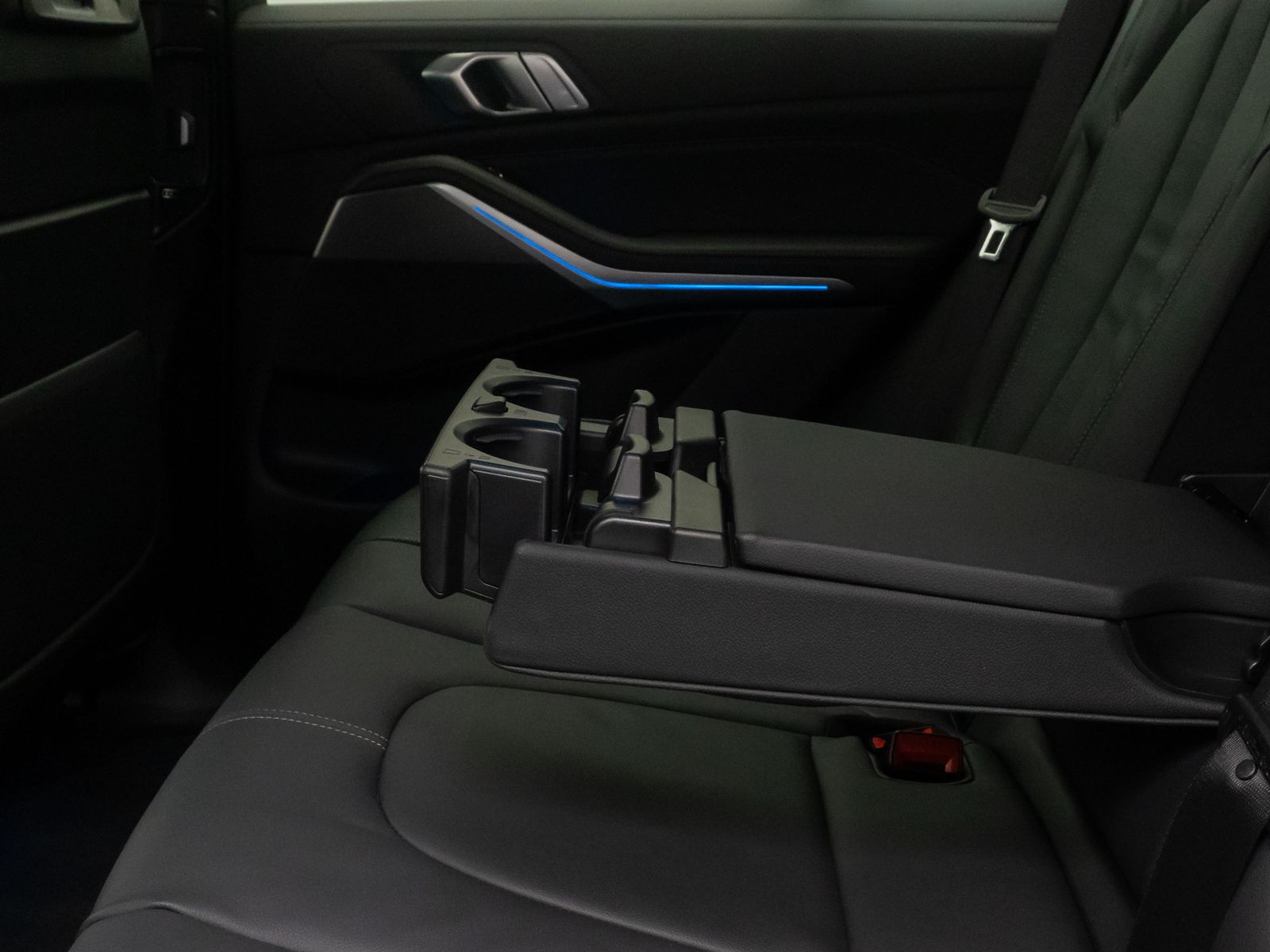 Fahrzeugabbildung BMW X5 xD45e M Sport HUD Kamera AHK Alarm DAB 21Zoll