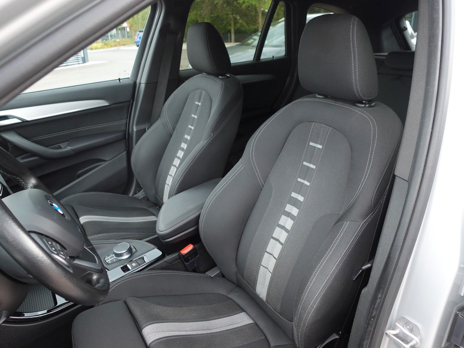 Fahrzeugabbildung BMW X1 xDrive20i A Sport Line I.Hd/AHK/LED/HeadUp/18