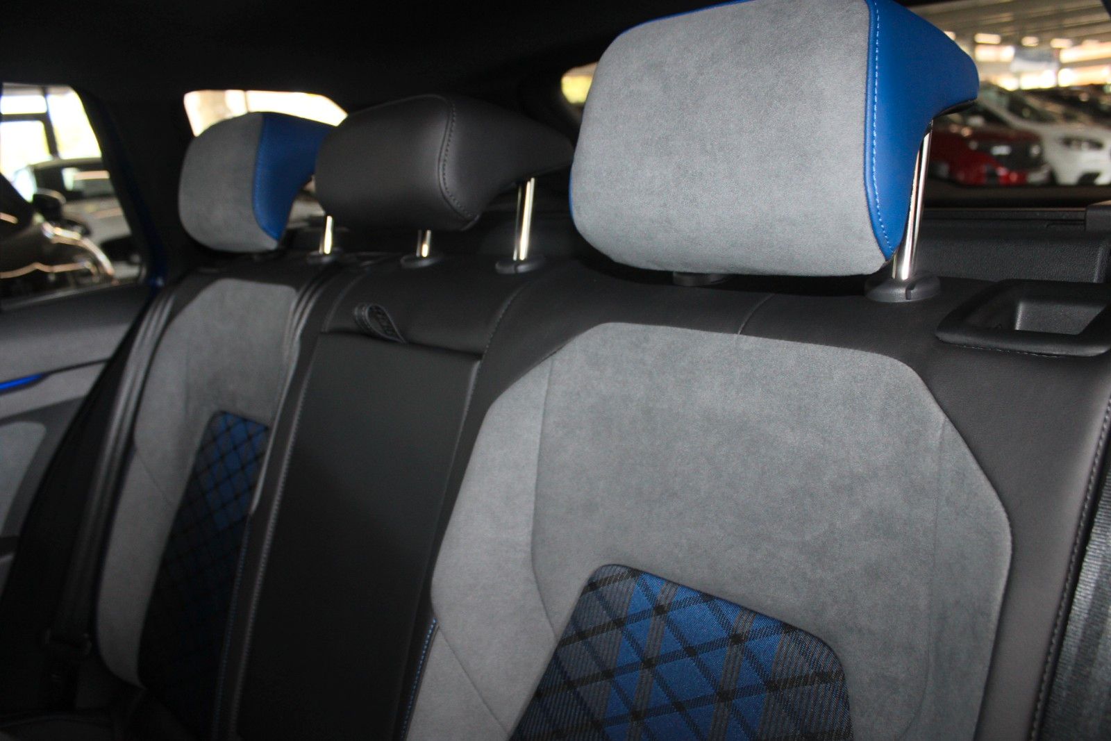 Fahrzeugabbildung Volkswagen Golf R DSG 4MOTION IQ Light Pano Performance Pak