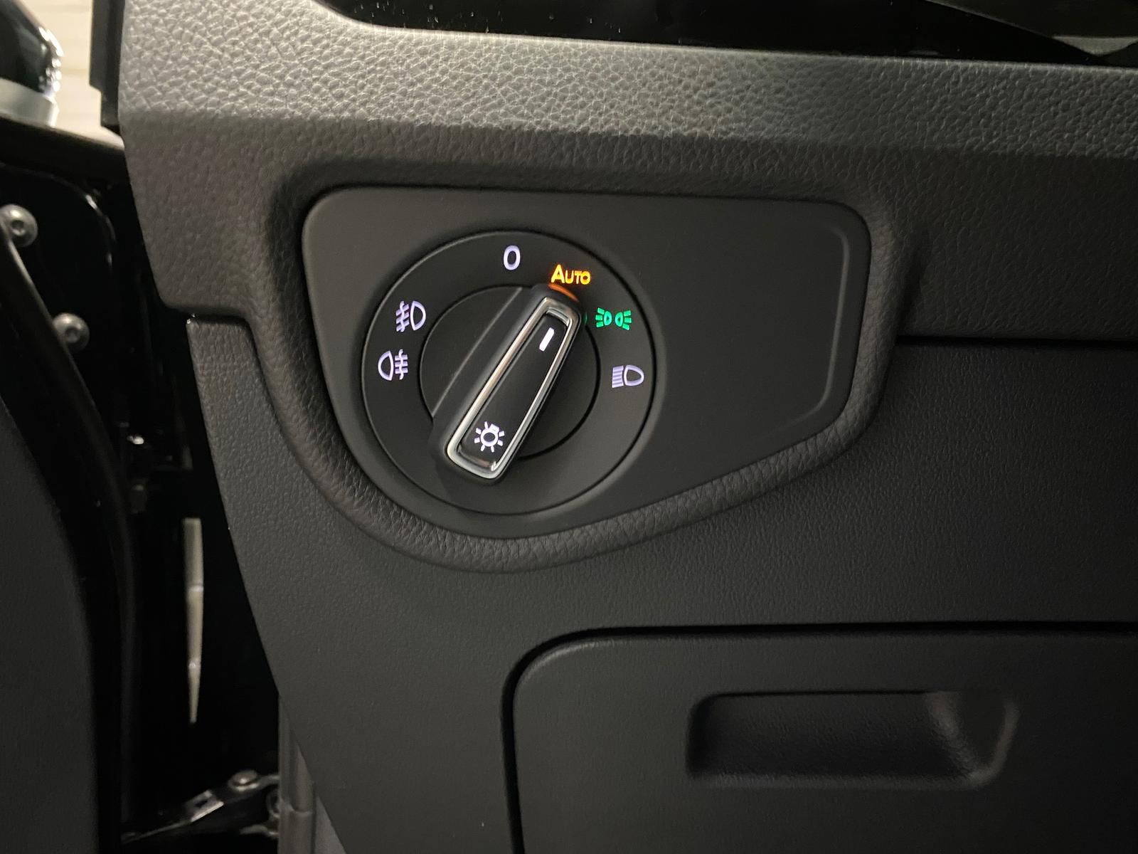 Fahrzeugabbildung Volkswagen Touran 1.5 TSI Comfortline+MATRIX+ACC+TOTWINKEL+