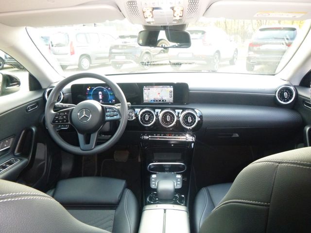 Fahrzeugabbildung Mercedes-Benz CLA 180 Shooting Brake >AUT/NAV/SHZ