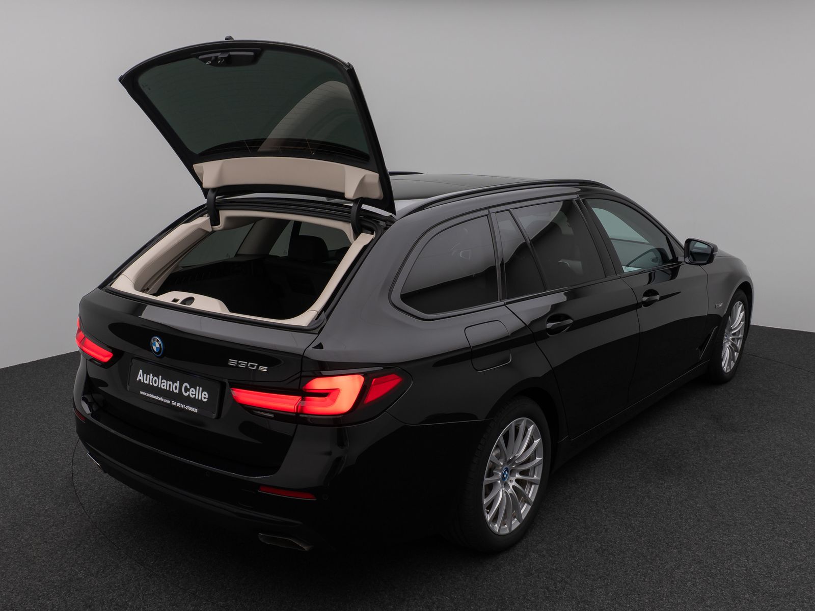 Fahrzeugabbildung BMW 530e Panorama DAB HiFi CockPitPro Alarm PDC LED