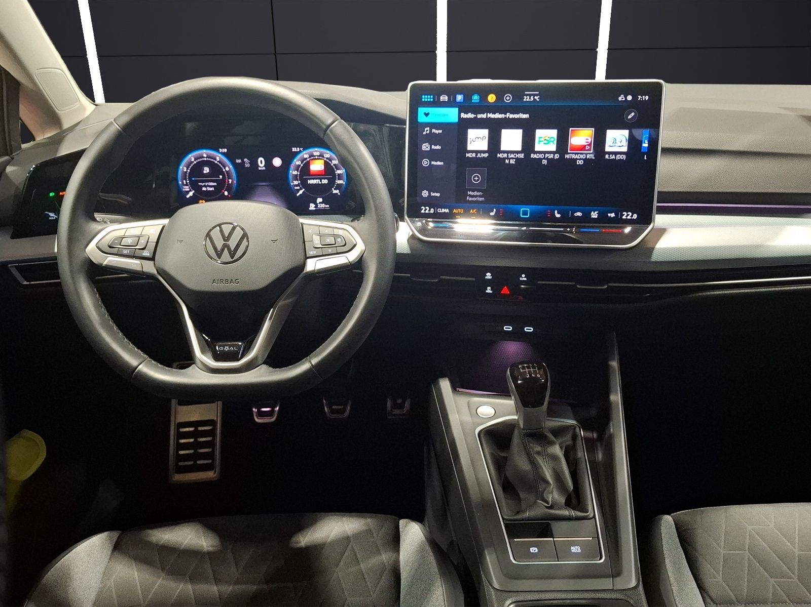 Fahrzeugabbildung Volkswagen Golf VIII TSI Goal Standhzg LED CarPlay AID ACC