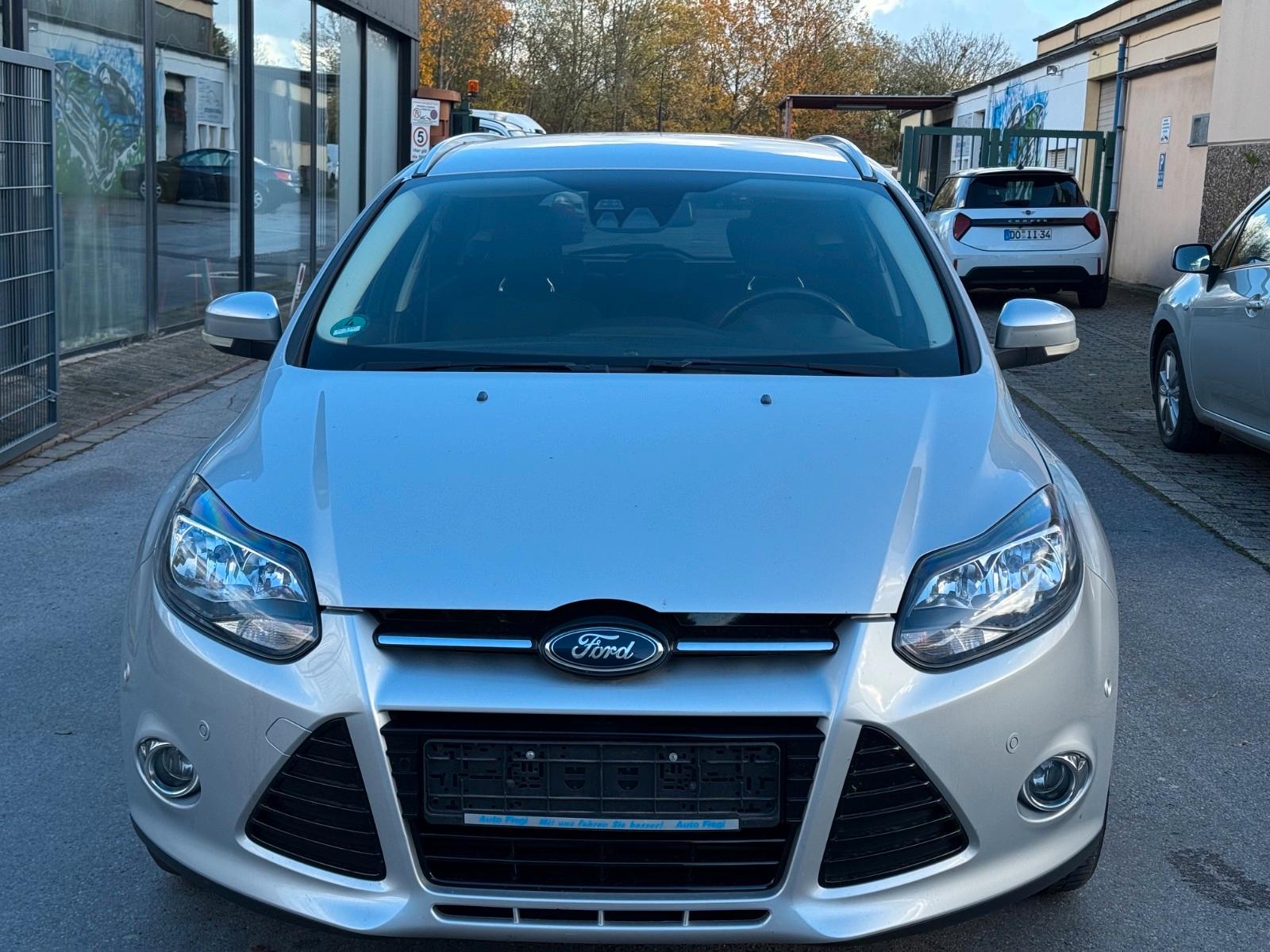 Ford Focus 2011 — rear view