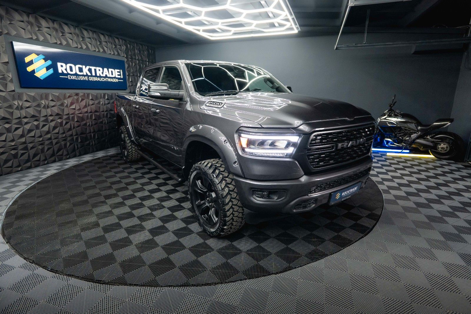 Fahrzeugabbildung Dodge RAM 5.7 V8 HEMI 4x4 OFFROAD Night-Paket *LED*19%