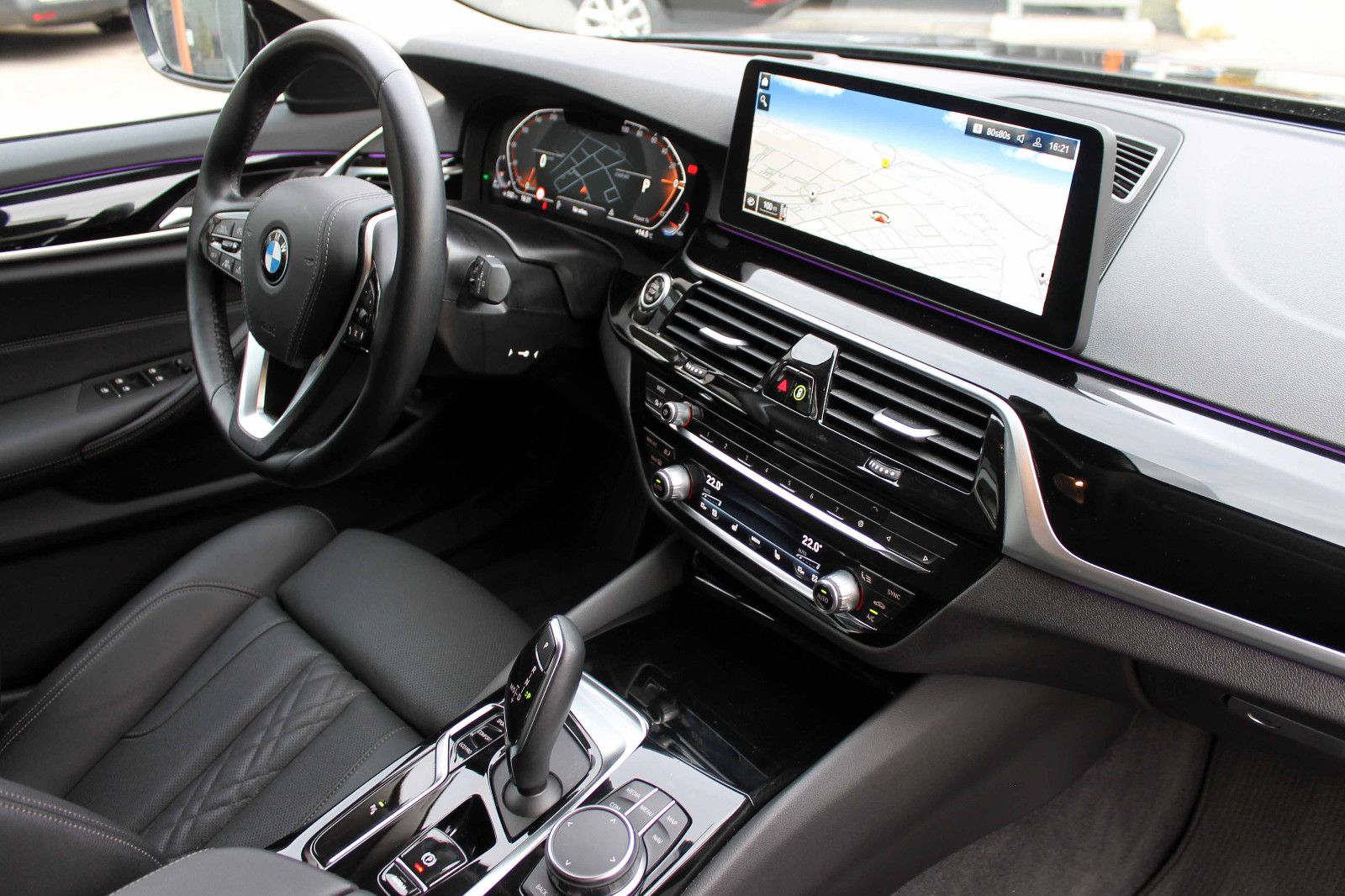 Fahrzeugabbildung BMW 530d xDrive Touring ACC LED HUD KAM BT NAV AMBI