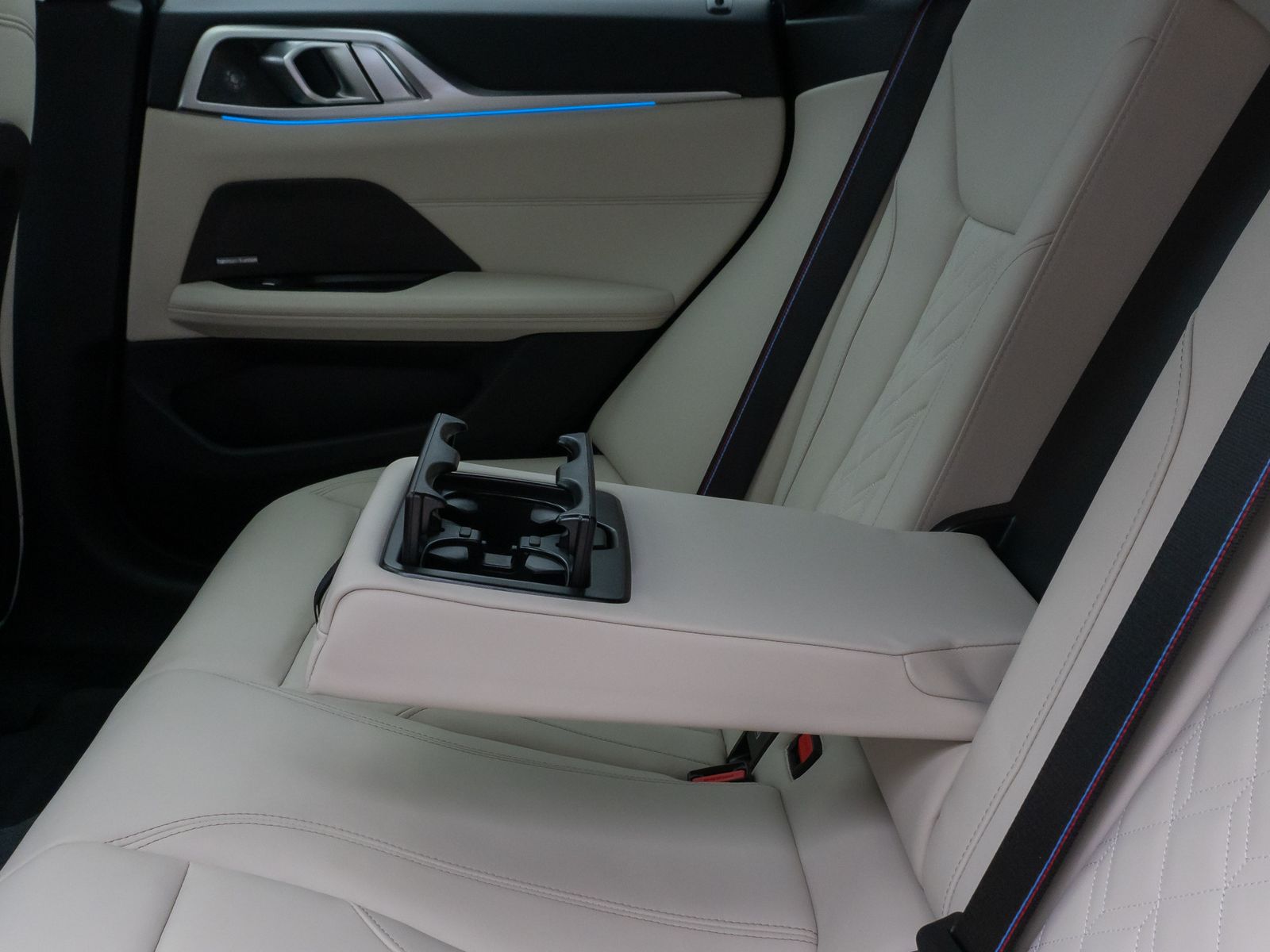 Fahrzeugabbildung BMW i4 M50 Gran Coupé 360°Glasdach Laser HUD DAB H/K