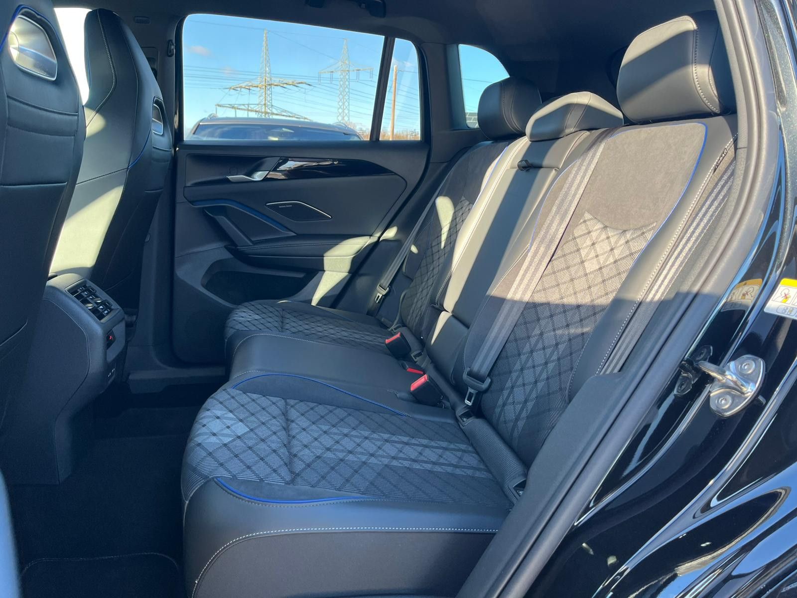 Fahrzeugabbildung Volkswagen Tiguan 2.0 TDI 4M R-Line PANO*H&K*AHK*MATRIX*20"