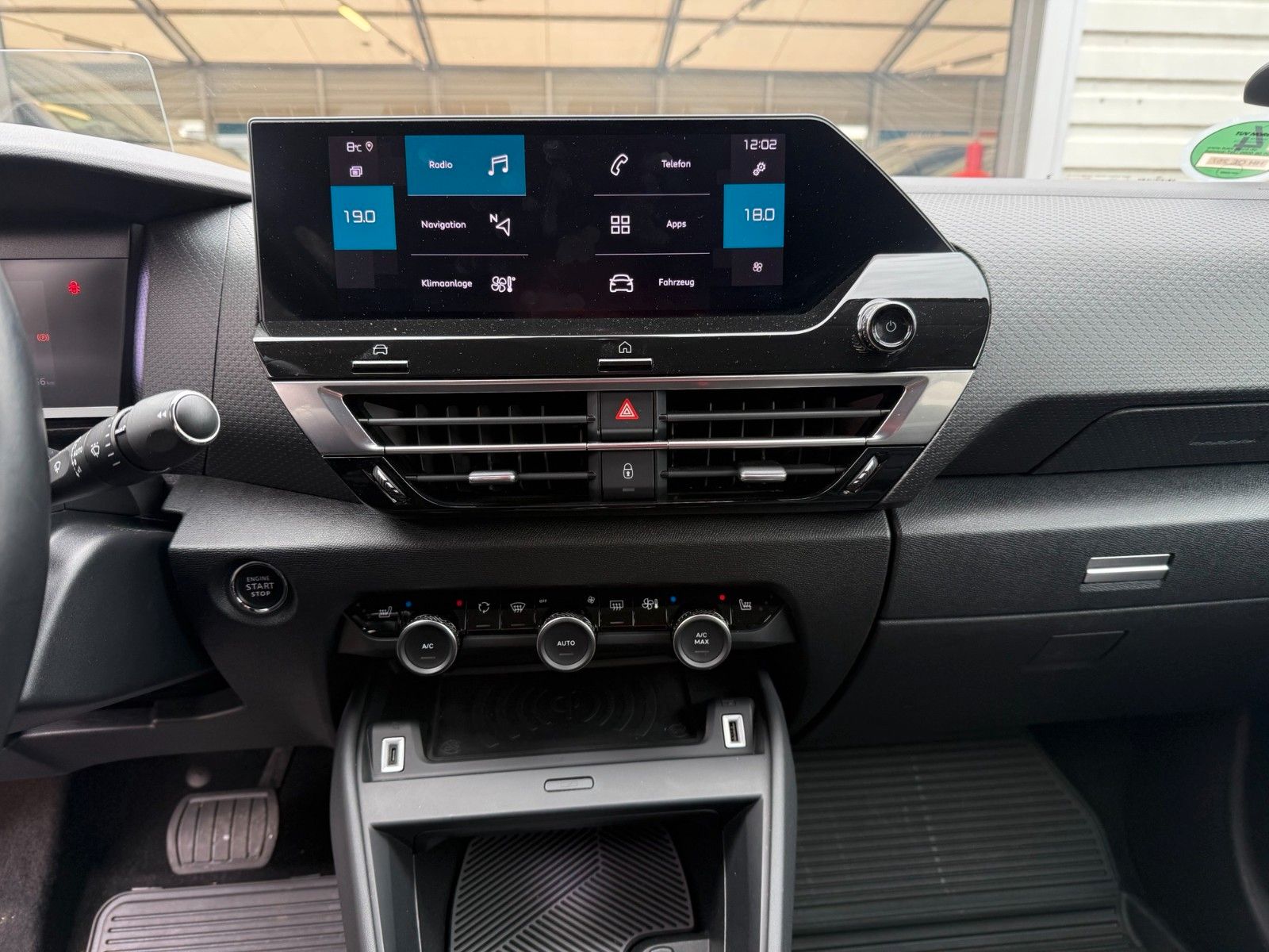Fahrzeugabbildung Citroën C4 Lim. Shine -1.Hand-