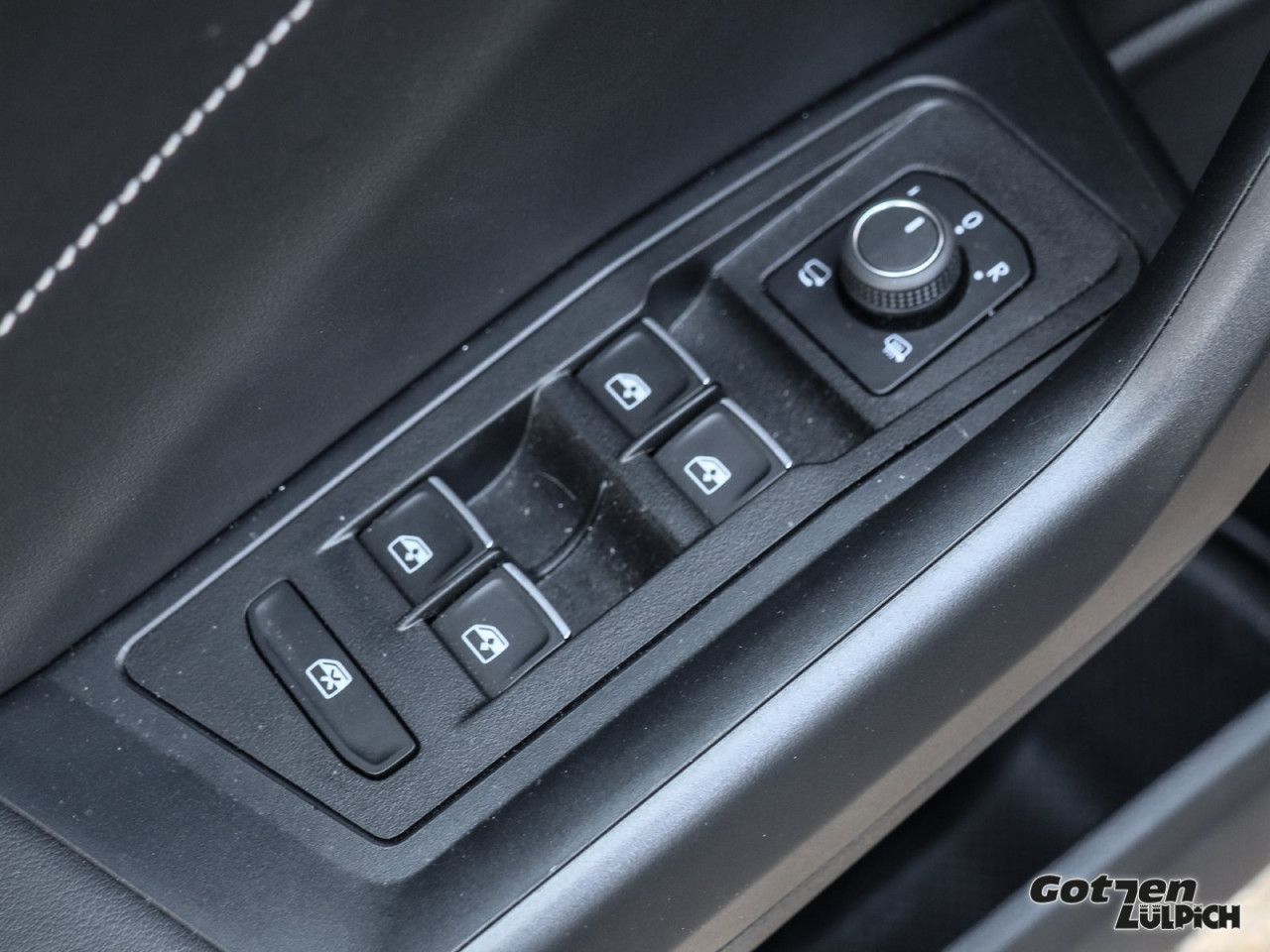 Fahrzeugabbildung Volkswagen T-Roc Style 1.5 TSI DSG Navi AHK LED PDC Klima