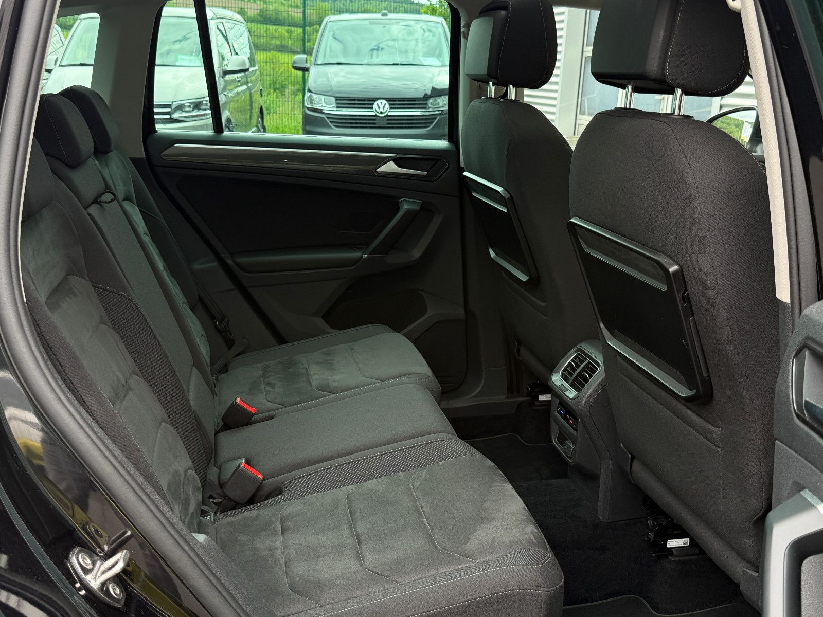 Fahrzeugabbildung Volkswagen Tiguan Highline 4Motion ACC AHK Nav SHZ Pano LED