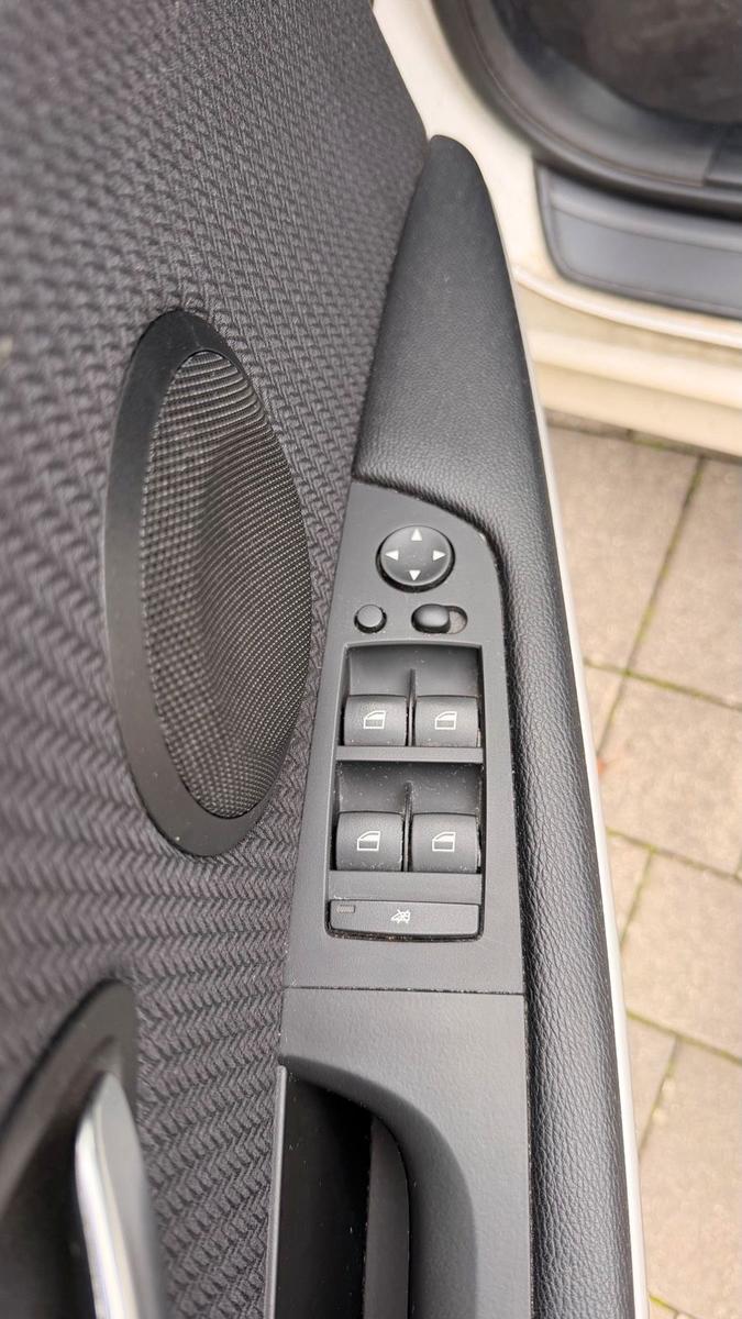 BMW 318 2011 — photo 10