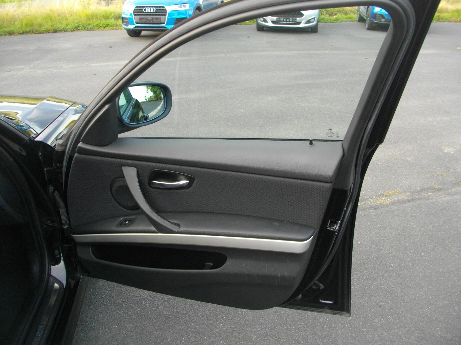 BMW 320 2009 — photo 18