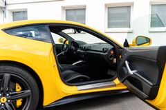 Fahrzeugabbildung Ferrari F12 Berlinetta Giallo Modena *MwSt./Scheckheft*
