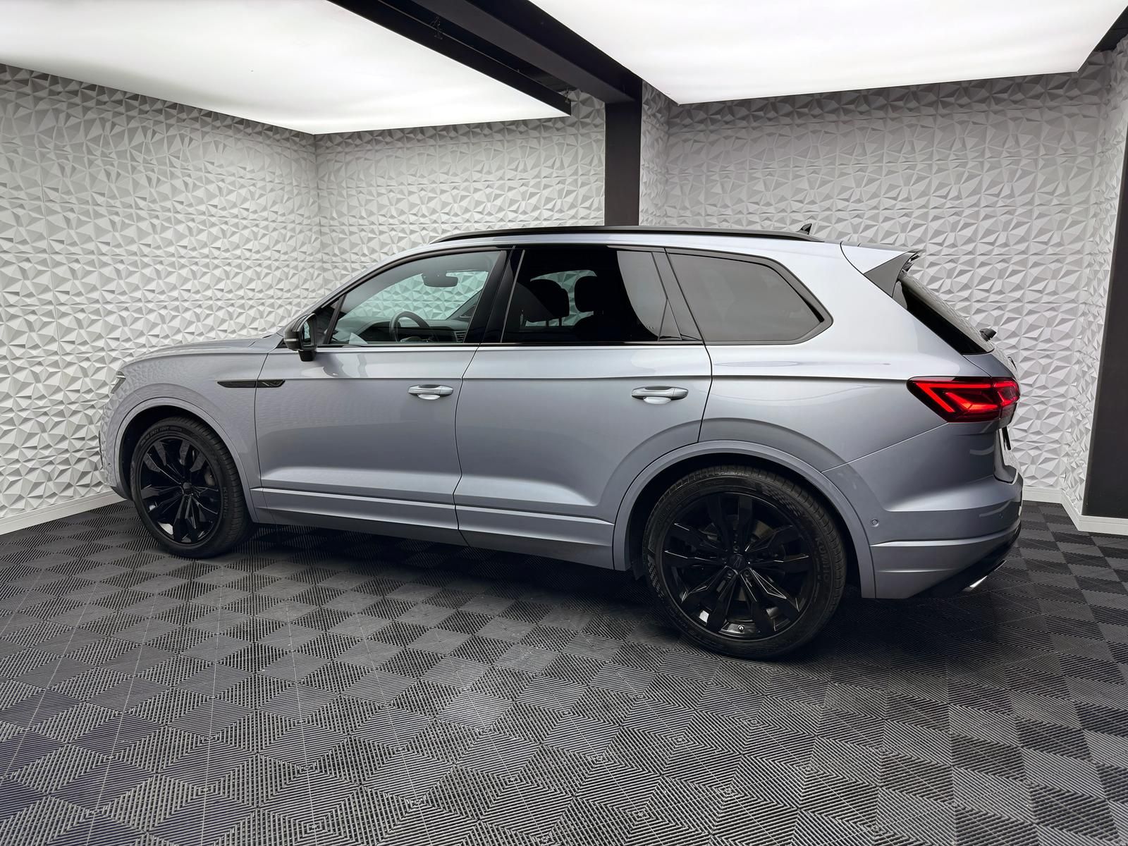 Fahrzeugabbildung Volkswagen 4.0 TDI V8*R-LINE*STANDHZ*DYNAUDIO*LUFT*PANO*AHK