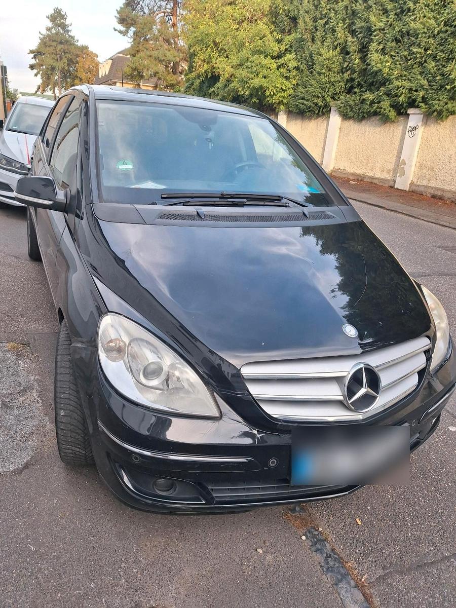 Mercedes-Benz B200 2011 — rear view