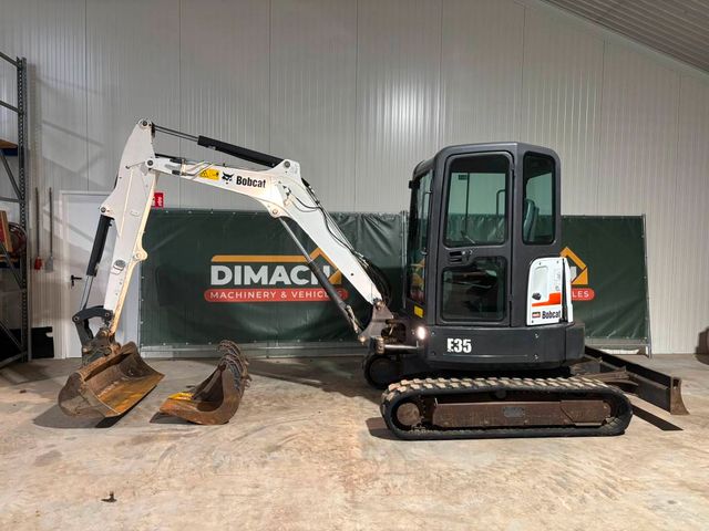 Bobcat E 35 3 buckets low hours