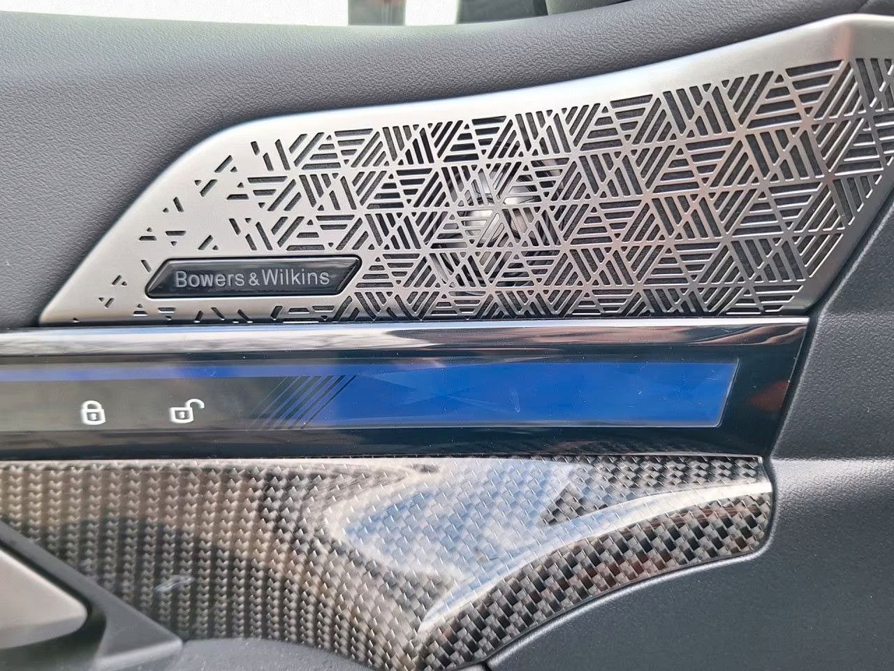 Fahrzeugabbildung BMW M5 Individual DA/PA-Prof B&W