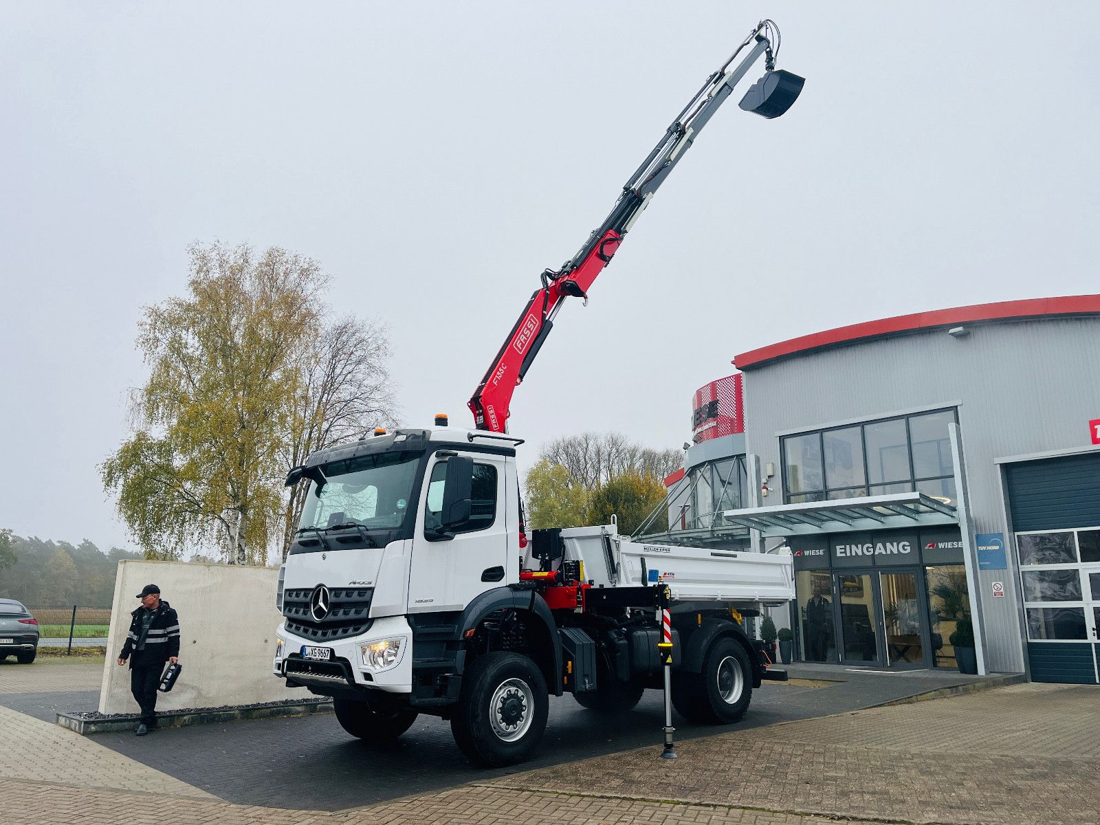 Fahrzeugabbildung Mercedes-Benz Arocs 1835  4x4 Meiller Fassi F135 Kran Kipper