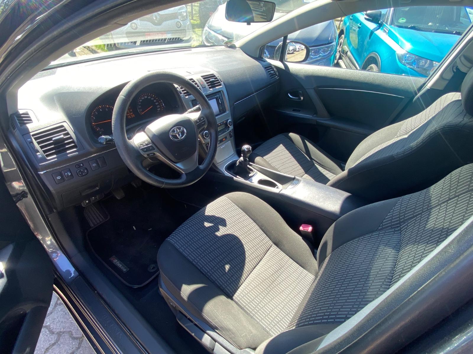 Toyota Avensis 2011 — photo 37
