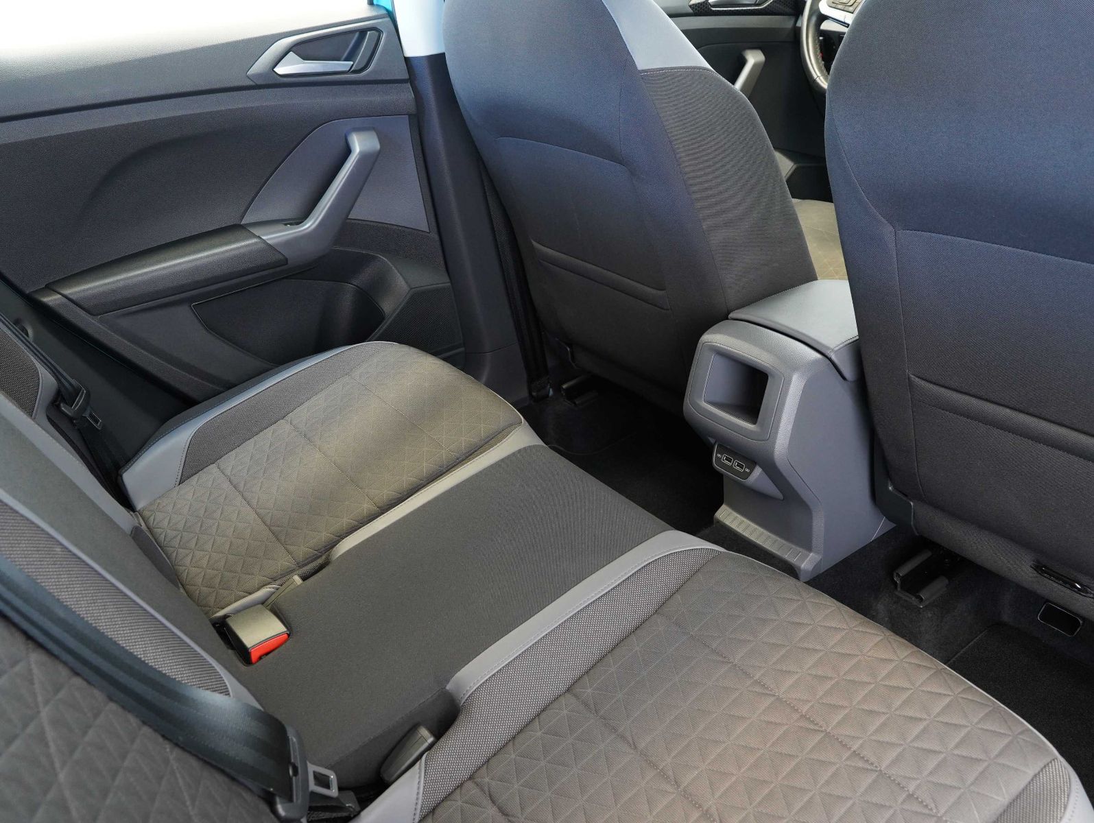 Fahrzeugabbildung Volkswagen T-Cross 1.5 TSI DSG Style R-LINE-EXTERIEUR
