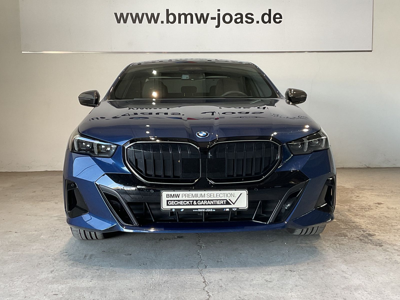 Fahrzeugeinzelansicht 6 Fahrzeugabbildung BMW 550e xDrive Limousine M Sportpaket AHK