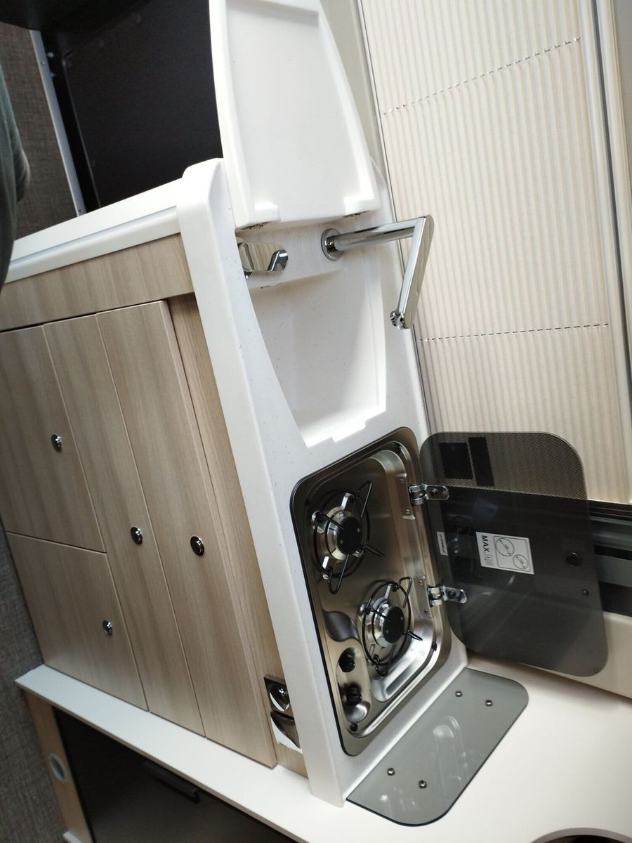 Fahrzeugabbildung Eura Mobil Van V 635 HB RFK, Captain-Chair-Sitze, Skyroof