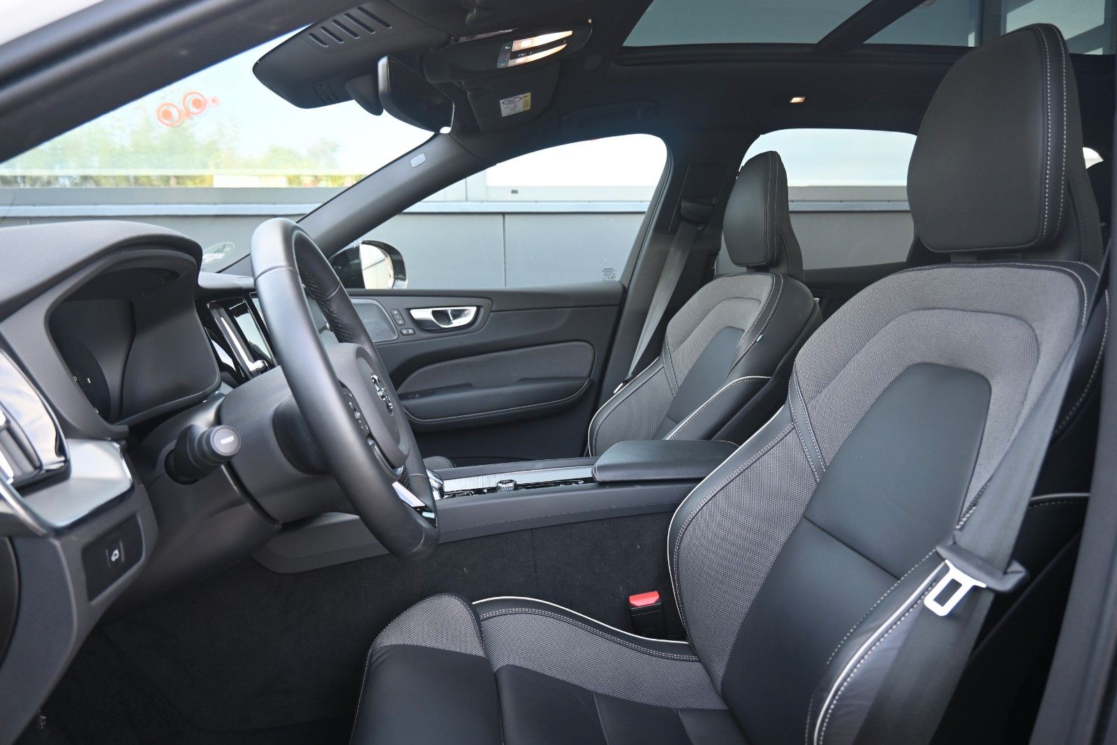 Fahrzeugabbildung Volvo XC60 B5 AWD Plus Dark*LED*PANO*360*H&K*BLIS