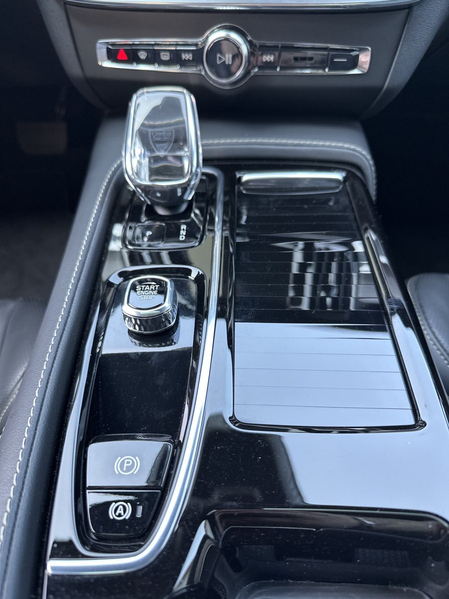 Fahrzeugabbildung Volvo V90 T6 AWD Plus Dark NAV+LED+AHK+ACC+360°+PANORA
