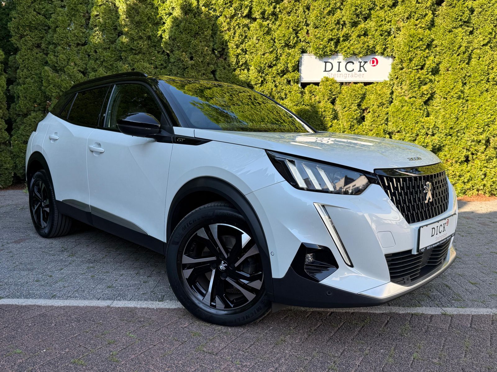 Fahrzeugabbildung Peugeot 2008 GT 1.5 Blue-HDI LED+NAV+KAM+PANO+AMBI+SHZ+