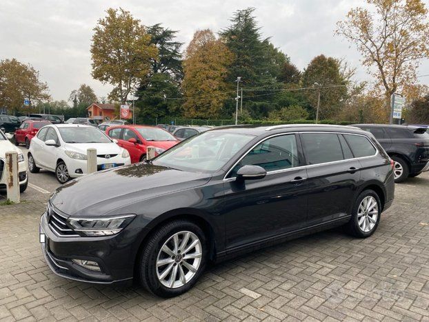 VW VOLKSWAGEN Passat Variant 2.0 TDI SCR EVO DSG Bu