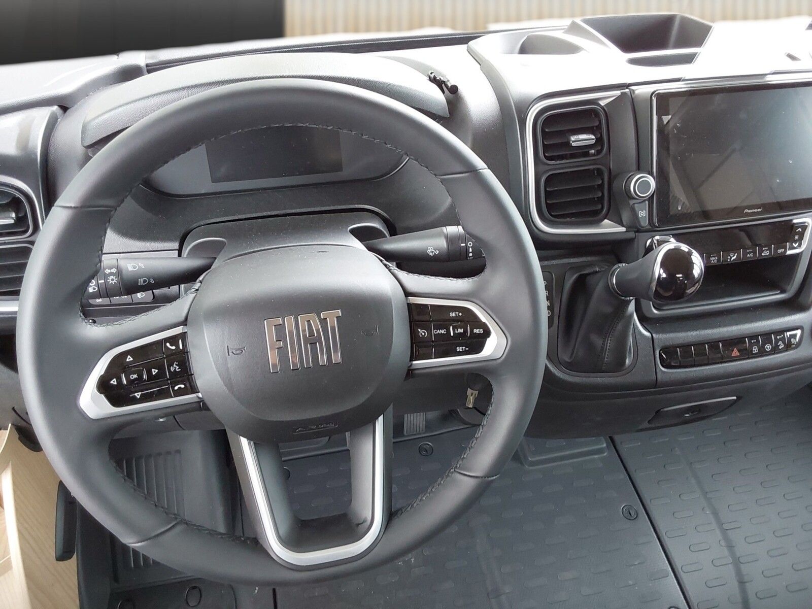Fahrzeugabbildung Carthago c-compactline I 143 LE Fiat, TV, Navi, Rückfahrk