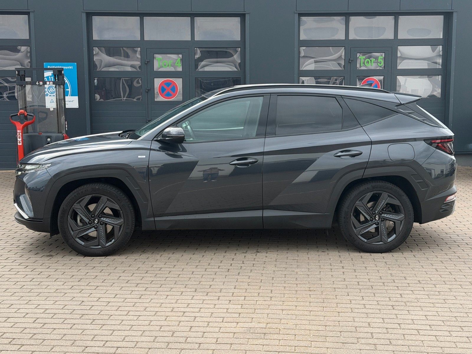 Fahrzeugabbildung Hyundai TUCSON 1.6 T-GDI 48V Blackline *8-fach*ACC*AHK*